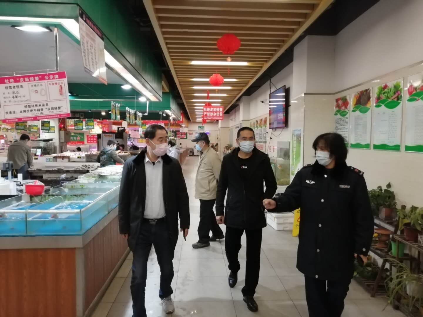 黄岛区市场监督局领导莅临金沙滩壹号海鲜农贸市场指导防疫工作，给予高度肯定