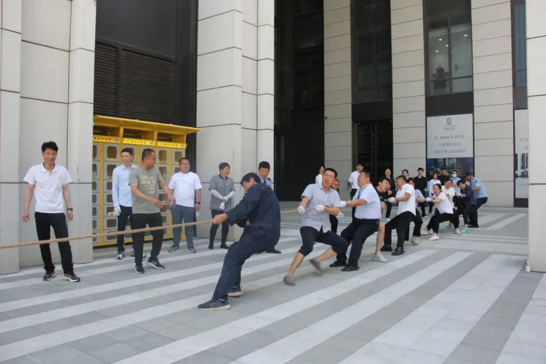 阳光新天地控股集团组织开展拔河比赛庆集团成立十四周年