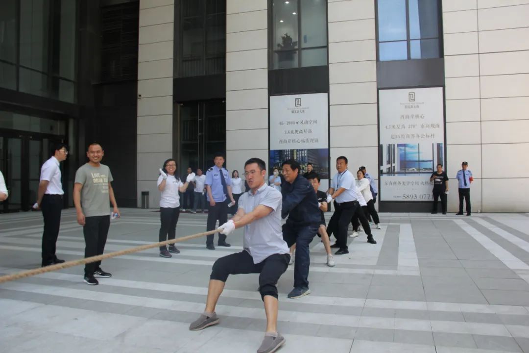 阳光新天地控股集团组织开展拔河比赛庆集团成立十四周年 阳光新天地控股集团组织开展拔河比赛庆集团成立十四周年